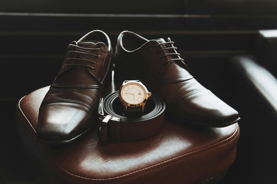 Les accessoires du gentleman : cravate, ceinture, portefeuille et plus
